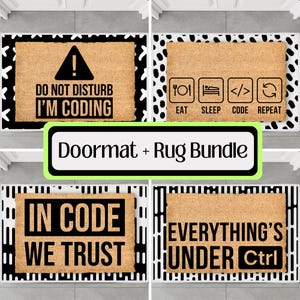 Peut inclure: Un ensemble de quatre paillassons avec des motifs géométriques noirs et blancs. Les paillassons présentent des textes humoristiques liés au codage, notamment "Ne pas déranger, je code", "Manger, dormir, coder, répéter", "En code, nous avons confiance", et "Tout est sous Ctrl".