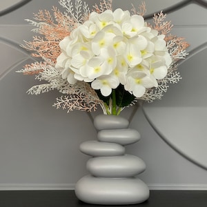 Hortensia blanc artificiel dans un vase fait main, branche de fleurs en soie au toucher véritable, fausse plante pour fausse pièce maîtresse d&#39;intérieur