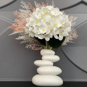 Hortensia blanc artificiel dans un vase fait main, branche de fleurs en soie au toucher véritable, fausse plante pour fausse pièce maîtresse d&#39;intérieur