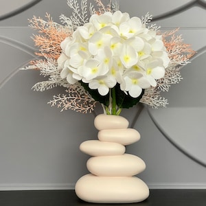 Hortensia blanc artificiel dans un vase fait main, branche de fleurs en soie au toucher véritable, fausse plante pour fausse pièce maîtresse d&#39;intérieur
