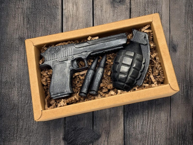 一个盒子，里面装着一把枪和一副手套。