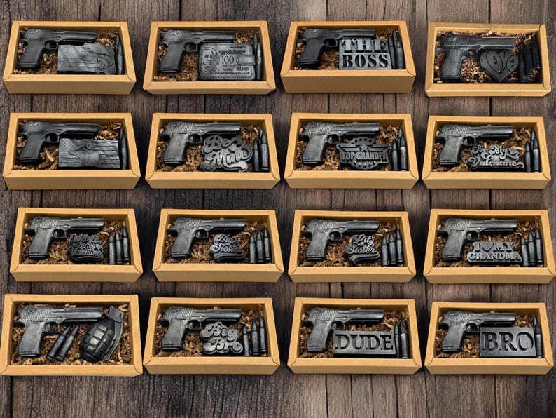 桌子上一个盒子里装着一堆枪