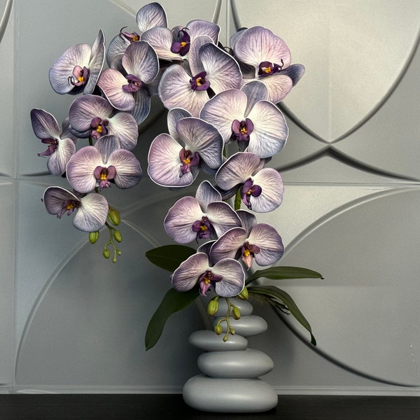 Orchidée pourpre phalaenopsis artificielle dans un vase fait main, branche de fleurs en soie au toucher véritable, fausse plante pour un agencement intérieur en pot