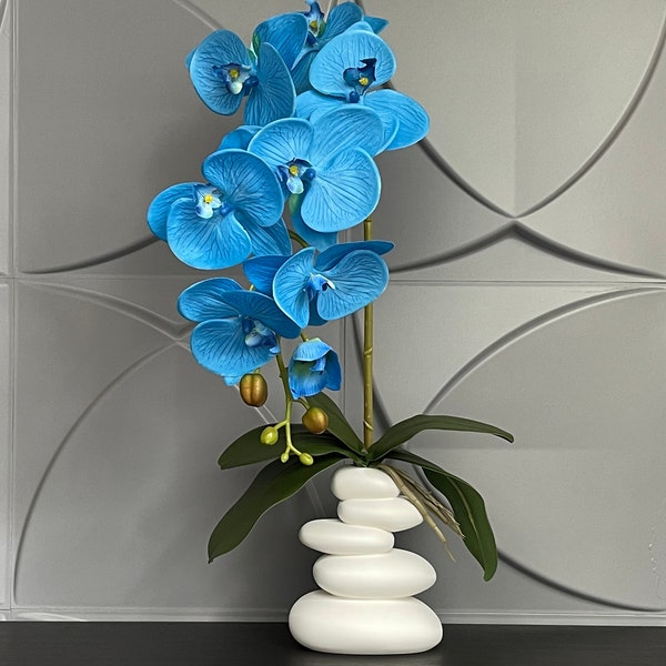Orchidée Bleue Artificielle Phalaenopsis dans un Vase Fait Main Real Touch Branche de Fleurs en Soie Faux Plante pour Pièce Maîtresse d'Arrangement Faux Intérieur