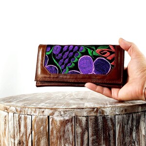 Cartera de Cuero Hecha a Mano con Bordado-Cartera Mexicana-Cartera Artesanal-Cartera de Piel-Cartera de Cuero Mexicana.