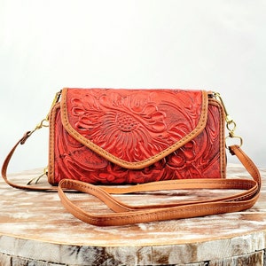 Cartera de piel, bandolera con dos cremalleras, de piel con forro textil.