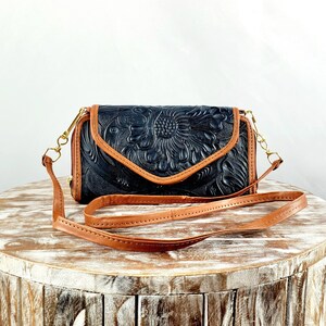 Cartera de piel, bandolera con dos cremalleras, de piel con forro textil.