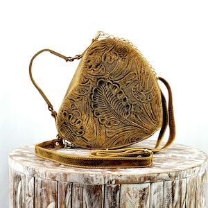 Heart-shaped crossbody leather bag-Tooled bag-Mexican Bag-Artisanal Bag-Bolsa de Cuero-Bolsa Mexicana de Piel