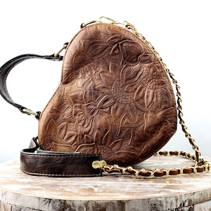 Heart-shaped crossbody leather bag-Handmade bag-Mexican Bag-Artisanal Bag-Bolsa en forma de corazon de Cuero-Bolsa Mexicana de Piel-