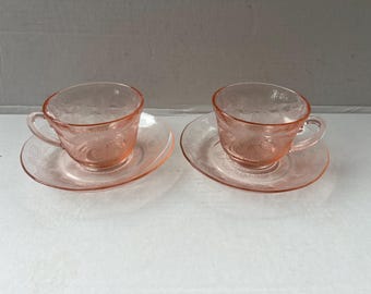 ヴィンテージ ピンク デプレッショングラス カップ＆ソーサー、ハナミズキ柄、2個セット