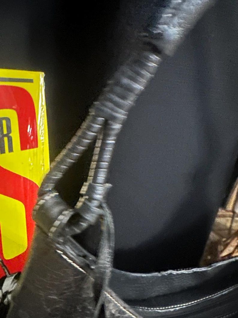 Puede incluir: Un juego de tres tazas de cer&aacute;mica con un acabado moteado y mate. Las tazas son de color crema, gris claro y gris oscuro. Cada taza tiene un dise&ntilde;o simple y minimalista.