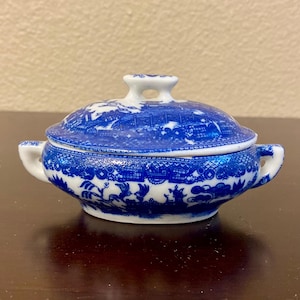 RARE Vintage 1950s Blue Willow China Child&#39;s Miniature Tureen w/Lid Trinket Box • Made in Japan • Excellent Condition • 2 pc.