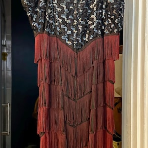 Vintage 1970s Fringe Sequined Flapper Cocktail Dress - Size 34 - Beautiful Black & Maroon - EXCELLENT CONDITION - Made in USA