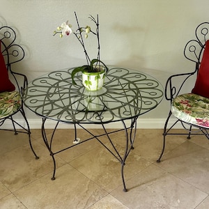 ミッドセンチュリー ドロシー・ドレイパー 錬鉄製パティオビストロ 4点セット：ピーコックチェア、ガラス付きテーブル