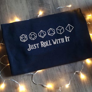 Just Roll With It - Tärningsbroderad Hoodie - Dungeoneering Hoodie - Gamer Nerdy Jumper Gåva