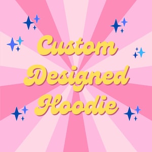 Op de afbeelding: Een roze en witte gestreepte achtergrond met gele tekst die "Custom Designed Hoodie" luidt en blauwe sterren die rond de tekst zijn verspreid.