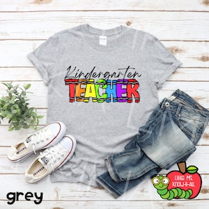 Crayon Letter Rainbow Grado Nivel Camisas del equipo de maestros, Lindas camisas de maestros de colores brillantes, Regreso a la escuela, Regalo del primer día de clases, BTS