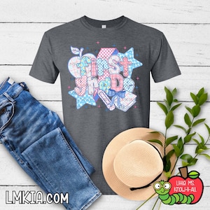 Camiseta de maestro con letras de doodle a cuadros pastel, ideal para el regreso a clases, para conocer al maestro, como regalo para el primer día y para el equipo de calificaciones.