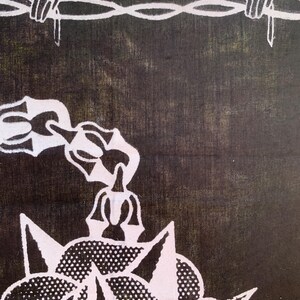 Pode incluir: Um bandana preto com um desenho de arame farpado branco e uma rosa branca com espinhos. A rosa &eacute; estilizada com um padr&atilde;o de pontos.