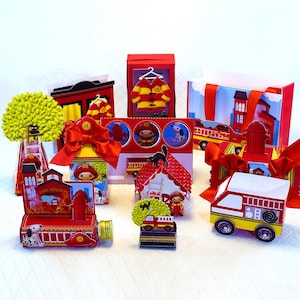 Könnte beinhalten: Ein Set an roten und gelben Feuerwehrwagen-Partygeschenken. Die Geschenke umfassen Kegel, Schachteln, Taschen und einen kleinen Feuerwehrwagen. Die Geschenke sind mit Bildern von Feuerwehrwagen, Feuerwehrleuten und Hydranten verziert.