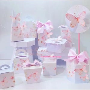 Pode incluir: Um conjunto de caixas de presente rosa e brancas decoradas com borboletas. As caixas são feitas de papelão e têm uma variedade de formas e tamanhos. Algumas das caixas têm um design floral, enquanto outras têm um design de borboleta. As caixas são perfeitas para guardar pequenos presentes ou lembrancinhas.