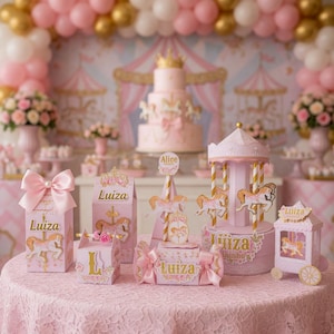 Könnte beinhalten: Eine Partydekoration im Karussell-Stil in Rosa und Gold. Der Tisch ist mit einer rosa Spitzentischdecke bedeckt und zeigt eine mehrstöckige Torte, Geschenkboxen und ein Karussell-Mittelstück. Ballons und Blumengestecke ergänzen die festliche Dekoration.