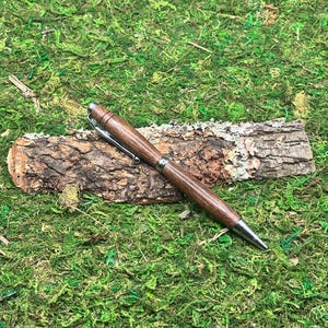 Met de hand gedraaide balpen van zwart walnoothout | Unieke handgemaakte pen | Gepersonaliseerde cadeau | Luxe schrijven | Vaderdag