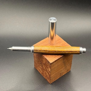 Handgedraaide rollerbalpen van ruw zebrahout | Unieke handgemaakte pen | Gepersonaliseerde cadeau | Luxe schrijven | Vaderdag