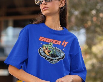 Y2K Grunge Clothing T-shirt with Skateboarding Alien for 2000s Skater Aesthetic, Shred It 90s Fashion for Skaters, Great Gift for Him or Her
