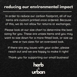 Pode incluir: Texto preto e branco sobre fundo preto. O texto diz "reduzindo nosso impacto ambiental". O texto continua com informa&ccedil;&otilde;es sobre itens impressos personalizados, tamanhos e atendimento ao cliente. O texto termina com o logotipo "herb & urban".