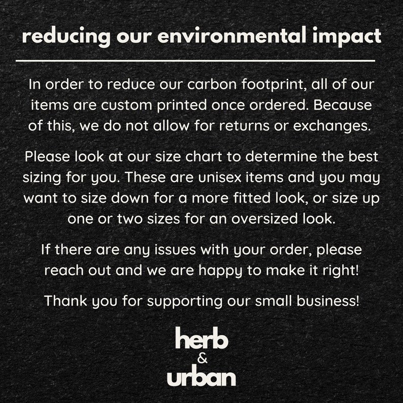 Pode incluir: Texto preto e branco sobre fundo preto. O texto diz "reduzindo nosso impacto ambiental". O texto continua com informa&ccedil;&otilde;es sobre itens impressos personalizados, tamanhos e atendimento ao cliente. O texto termina com o logotipo "herb & urban".