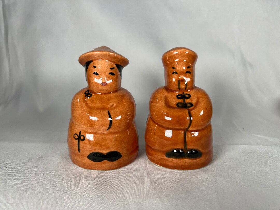 Vintage Oriental Chinese Couple Quing Dynasty Salt and Pepper Shakers