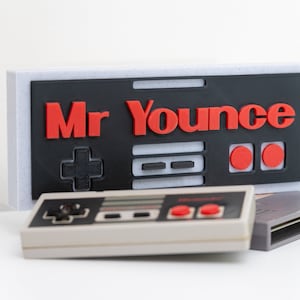 Placa de identificação personalizada para controle Nintendo - Placa de identificação para jogos retrô - Placa NES - Presentes para jogadores - Decoração para sala de jogos - Decoração para caverna do homem - Placa para jogadores