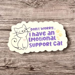 Keine Sorge, ich habe einen emotionalen Support Cat-Aufkleber, ideal für Katzenliebhaber und Tierliebhaber.  Zeige allen, wie sehr du deine Katze liebst!