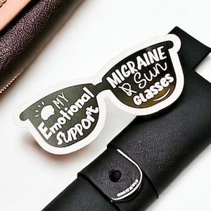 Sticker chronische migraine - My Emotional Support Migraine-zonnebril. Geweldig voor bewustwording van migraine en neurologische aandoeningen