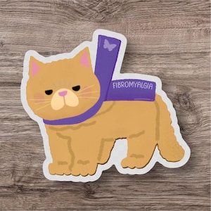 Può includere: Un gatto arancione dei cartoni animati che indossa una sciarpa viola con una farfalla. La sciarpa ha la scritta "Fibromialgia".