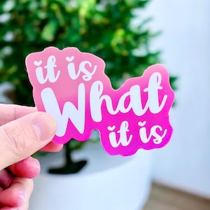 Sticker It Is What It Is-sticker Vinylsticker | Citaatsticker | Grappig gezegde | Sticker waterfles