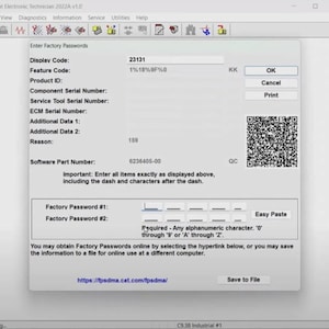 Puede incluir: Captura de pantalla de una interfaz de software con campos para ingresar contraseñas de fábrica. La interfaz muestra varios códigos y datos, incluido un código de visualización, un código de función y un número de pieza de software. También se ven un código QR y un hipervínculo.