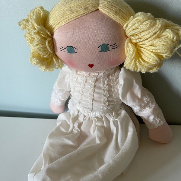 Vintage blonde Ragdoll met zijbroodjes en witte prairiejurk