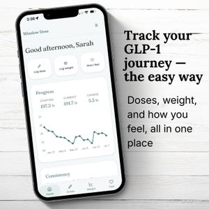 Può includere: Uno smartphone che mostra l'interfaccia dell'app Winslow Dose, con un grafico dei progressi che riporta i dati del peso in libbre, accanto al testo: Track your GLP-1 journey — the easy way. Doses, weight, and how you feel, all in one place.