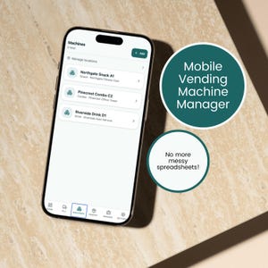 Può includere: Uno smartphone mostra un'app per la gestione dei distributori automatici. Lo schermo mostra un elenco di macchine con le loro posizioni. Il testo recita "Mobile Vending Machine Manager" e "No more messy spreadsheets!"