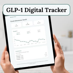 Op de afbeelding: Een tablet met de interface van de GLP-1 Digital Tracker-app. Het scherm toont een voortgangsdashboard met gewichtsgegevens in lbs, inclusief een startgewicht van 197,2 lbs, een huidig gewicht van 191,7 lbs en een logboek voor Tirzepatide 7,5 mg doses.