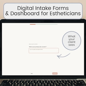 Op de afbeelding: Een laptopscherm met een digitaal intakeformulier voor schoonheidsspecialisten. Het formulier bevat velden voor huid- en gezondheidsgeschiedenis, met een vraag naar de primaire huidklacht. De tekst op het scherm luidt "Wat uw klant ziet."