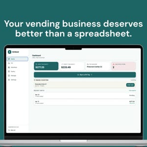 Könnte beinhalten: Ein Laptop-Bildschirm mit der KinVend-Dashboard-Oberfläche. Der Bildschirm zeigt Finanzdaten, einschließlich Bargeld- und Gewinnsummen, Maschinenstatus und Protokolle kürzlicher Besuche. Der Text über dem Laptop lautet: Your vending business deserves better than a spreadsheet.
