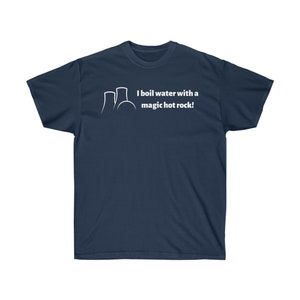 Könnte beinhalten: Ein marineblaues T-Shirt mit einer weißen Grafik von zwei Kühltürmen eines Kernkraftwerks und dem Text "I boil water with a magic hot rock!"