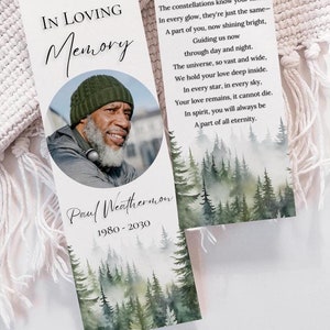 Marque-page commémoratif Cadeaux funéraires pour invités Modèle modifiable Cadeaux funéraires pour invités Célébration de la vie pour invités Marque-page funéraire vert forêt de pins, MP1