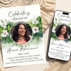 Pode incluir: Um cartão de memória e um smartphone exibem uma foto de uma mulher cercada por flores tropicais. O texto diz "Celebrating the Life of Alamea Kahananui" com datas e detalhes do funeral. O design apresenta hibiscos brancos e folhagem verde.