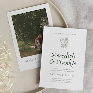 Conjunto de invitaciones de boda con fotos y diseño floral en verde salvia, conjunto de invitaciones imprimibles botánicas minimalistas de lujo, plantilla editable de Canva • MEREDITH imagen 3