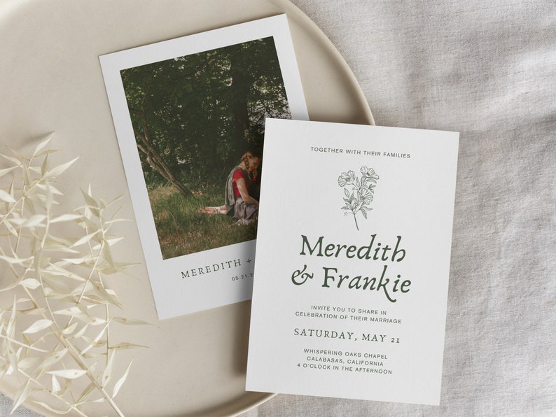 Conjunto de invitaciones de boda con fotos y diseño floral en verde salvia, conjunto de invitaciones imprimibles botánicas minimalistas de lujo, plantilla editable de Canva • MEREDITH imagen 3