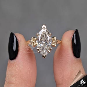 Anillo de compromiso solitario de oro con diamante cultivado en laboratorio talla marquesa de 2 quilates – Diseño floral vintage imagen 5